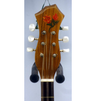 Τζουράς σκαφτός , μονοκόμματος χειροποίητος από μουριά. |  Τζουράδες 6-χορδοι στο Pegasus Music Store